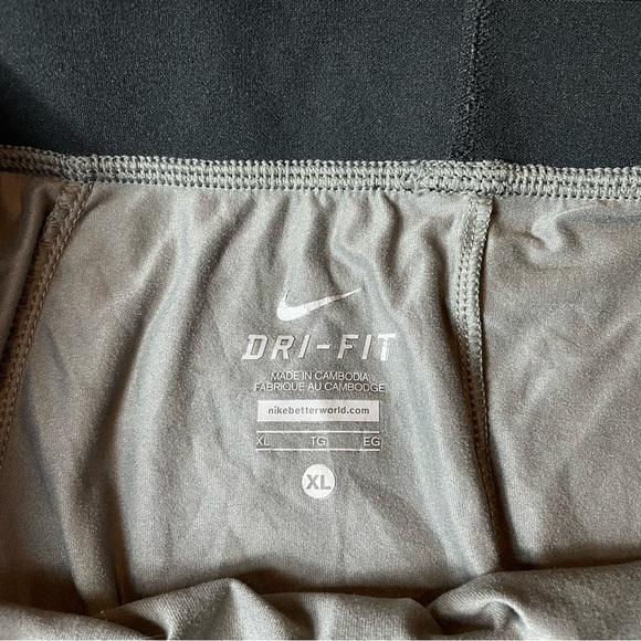 Nike Women's Checkered Capris in Black and Gray - Picture 4 of 7